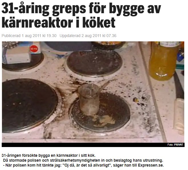 Nedsmutsat kök med kastrull på spishäll och oordning som ska föreställa amatörbygge av kärnreaktor.