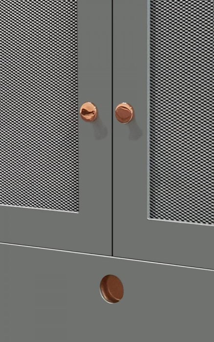 Två gråa MDF-garderobsdörrar med perforerade paneler och kopparhandtag.