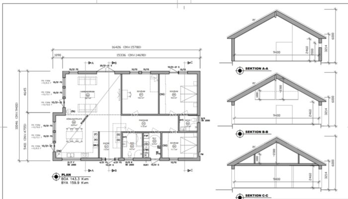 Ritningsplan och sektioner av ett hus med ryggåstak, som visar intern layout i förfrågan om trappplacering.