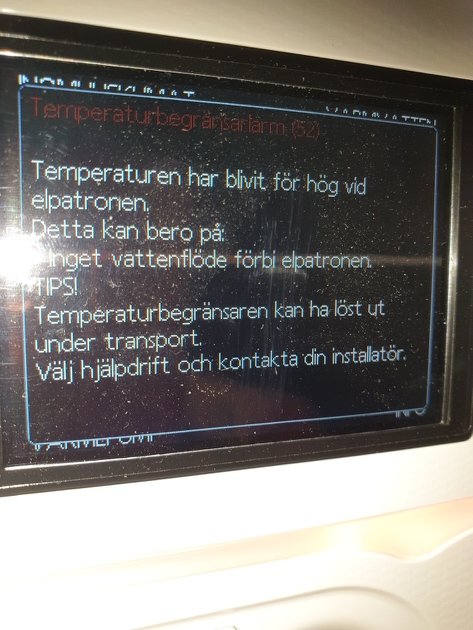 Display av bergvärmepump med temperaturbegränsarlarm och felsökningstips.