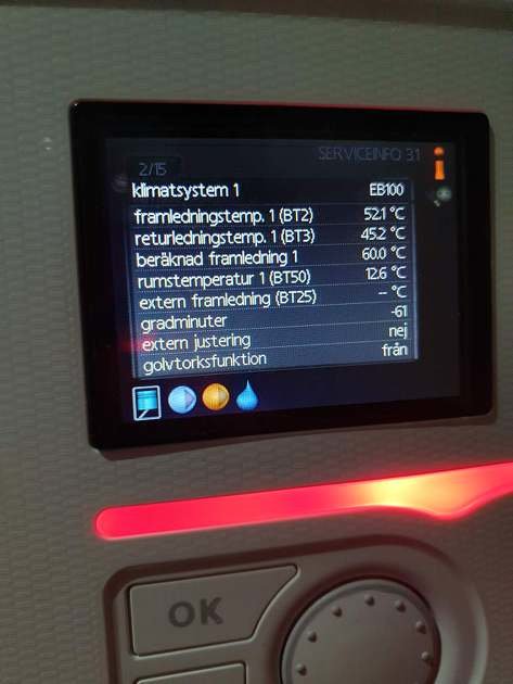 Display av bergvärmepumps kontrollpanel som visar Temperaturbegränsarlarm (52) och låg rumstemperatur.