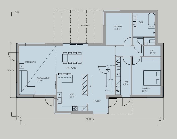 Arkitektritad planlösning av enplanshus med benämnda rum inklusive vardagsrum, kök, två sovrum och badrum, samt entré med vinkel för morgonljus.