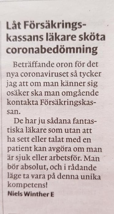 Bild på en tidningsartikel som ironiskt kommenterar försäkringskassans läkares bedömning av coronasymptom utan patientkontakt.