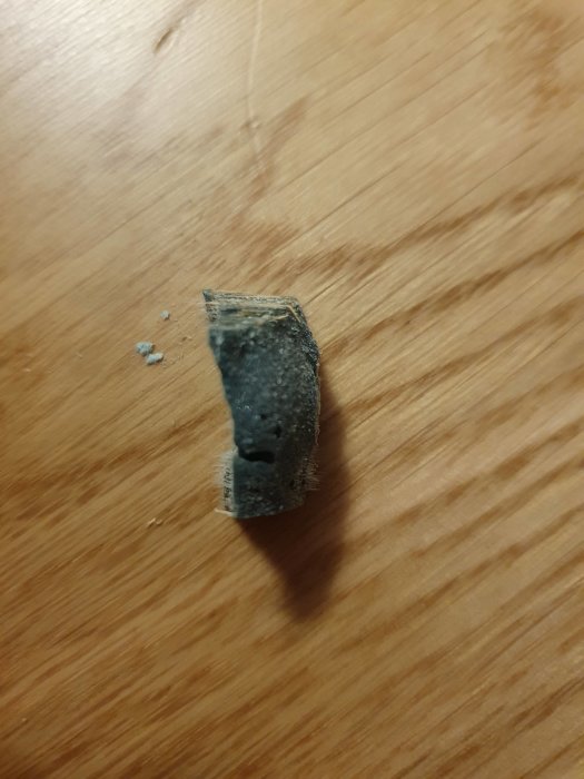 Grönt, sprött material som liknar avjämningsmassa hittat under tröskel.