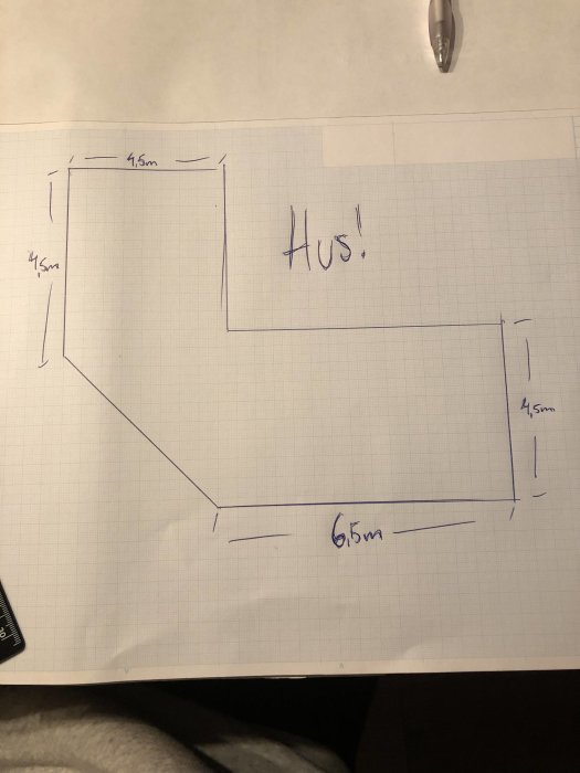 En handritad skiss över en planerad altankonstruktion med mått, markerad "Hus!" i mitten.