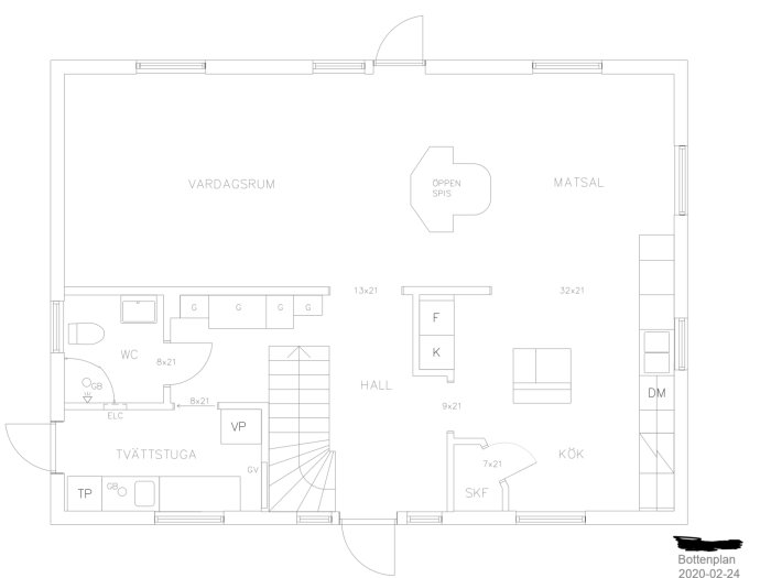 Planritning av husets bottenplan med märkningar för nya garderoblösningar och utrymmesförbättringar.