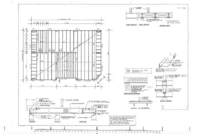 Arkitektonisk ritning av en byggnadsstomme med mått och konstruktionsdetaljer.