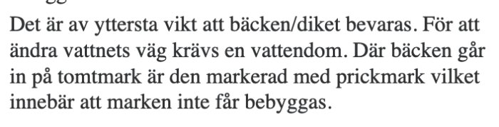 Text i dokument som beskriver vikten av att bevara en bäck/dike och att mark inte får bebyggas.