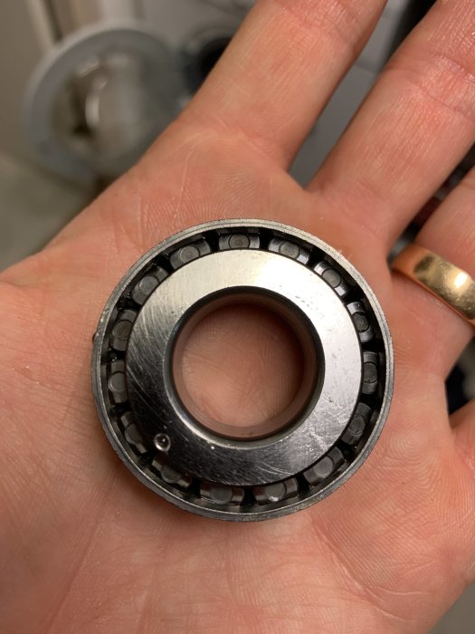 Rengjort kullager hållet i en hand, utan synligt modellnummer.