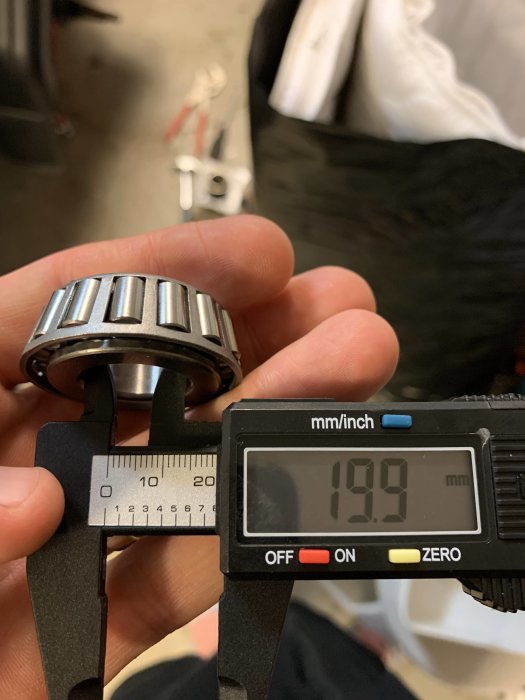 Mått av ren lagerdel med skjutmått som visar 19.9 mm.