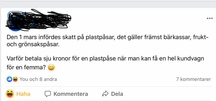 Skärmdump av socialt medieinlägg om skatt på plastpåsar med en kommentar om prisjämförelse, överstrukna personuppgifter.