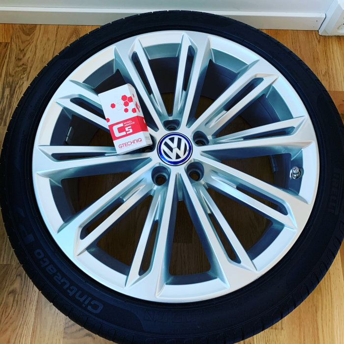 Volkswagen Verona fälg täckt med ett lager Gtechniq C5 Wheel Armour vid förberedelser inför sommaren.