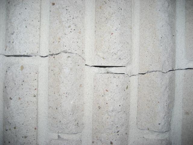 Sprickor i Fasaden 002.jpg