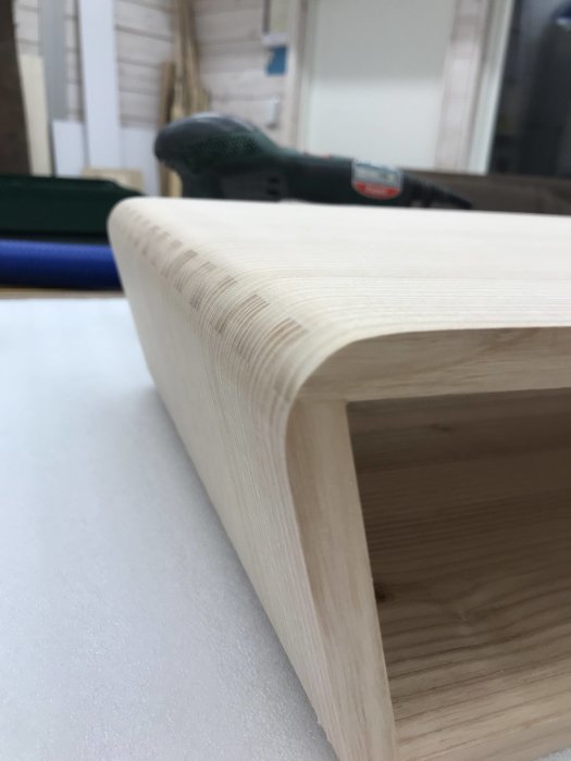 Detaljbild av nattduksbordshörn med välutformade boxjoints och avrundning.