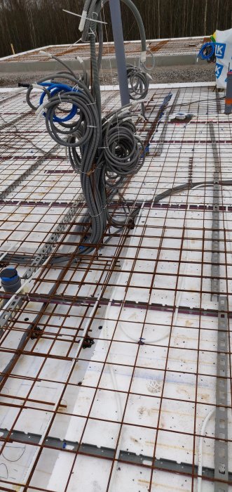 Elektriska installationsrör integrerade i armering före betonggjutning för en byggplatta.