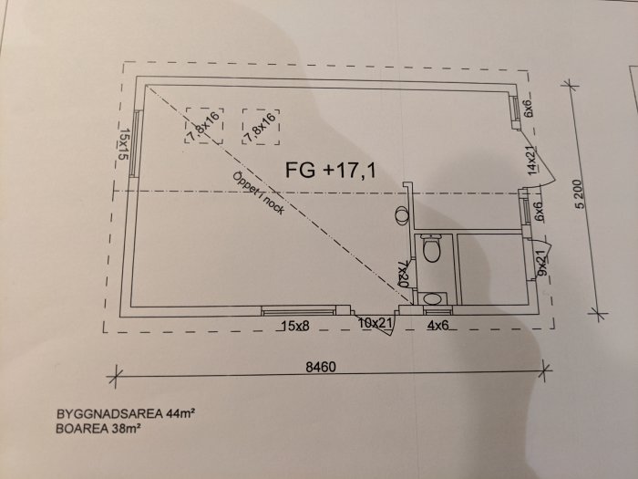 Arkitektritning av en byggnadsplan, markerar byggyta på 44m² och boarea på 38m².