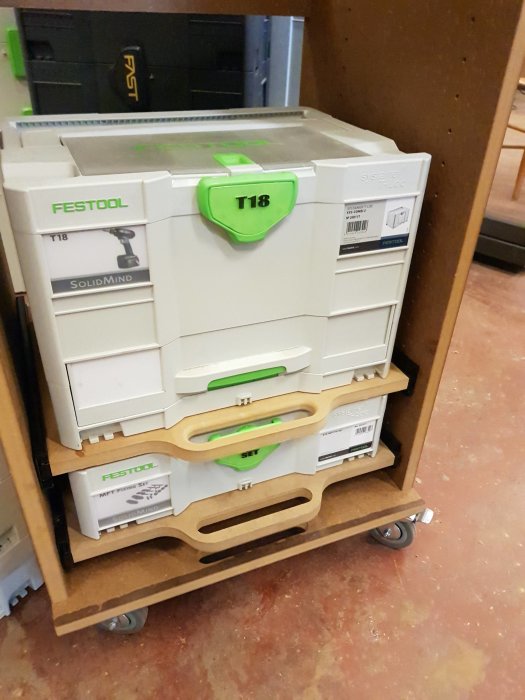 Festool Systainer verktygslådor staplade i en hemmagjord trävagn med infällda handtag.