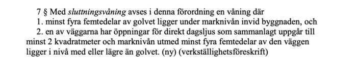 Utdrag ur regeltext om sluttningvåning med krav på fönsteryta och marknivå i förhållande till golvet.