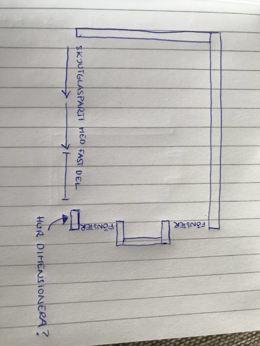 Handritad skiss av friggebodens hörn med dimensioner och planerade skjutglaspartier samt fönster.