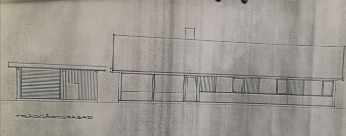 Ritning av husfasad med angivna mått för renoveringskalkyl, inklusive stående träpanel och fönster.