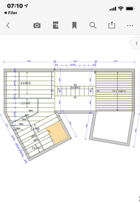 Planritning av en byggnads grund med måttangivelser och markerade balkar för ett byggprojekt.