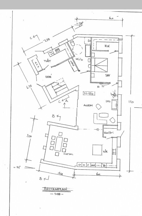 Skiss av bottenplan för ett hus med måttangivelser och rumsmarkeringar.