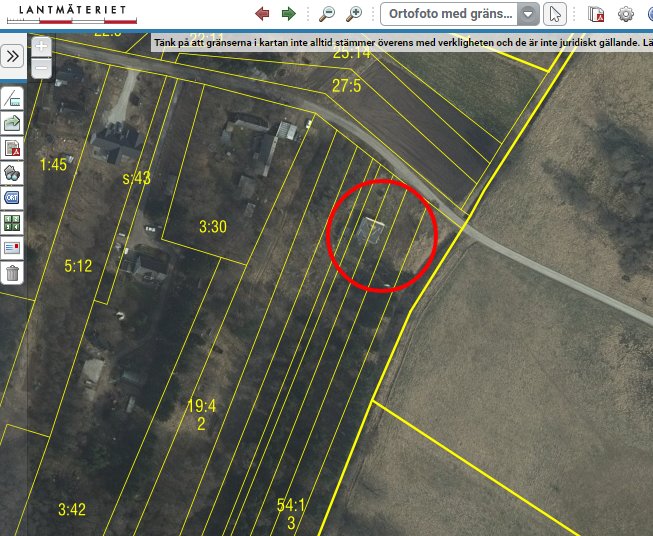 Luftfoto över tomtgränser markerade med gula linjer, röd cirkel markerar en potentiell gränsavvikelse.