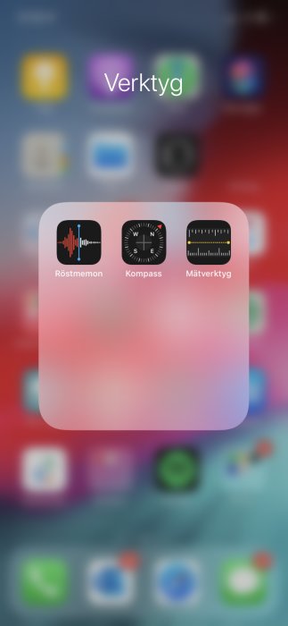 Mobilskärm med öppen mapp "Verktyg" som visar appar för röstmemos, kompass och måttverktyg.
