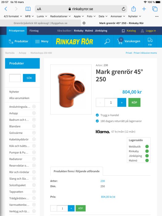 Skärmbild av Rinkaby Rörs webbplats visar en markgrenrör 45 grader 250 för 804 kronor, lagerstatus grön i tre butiker.