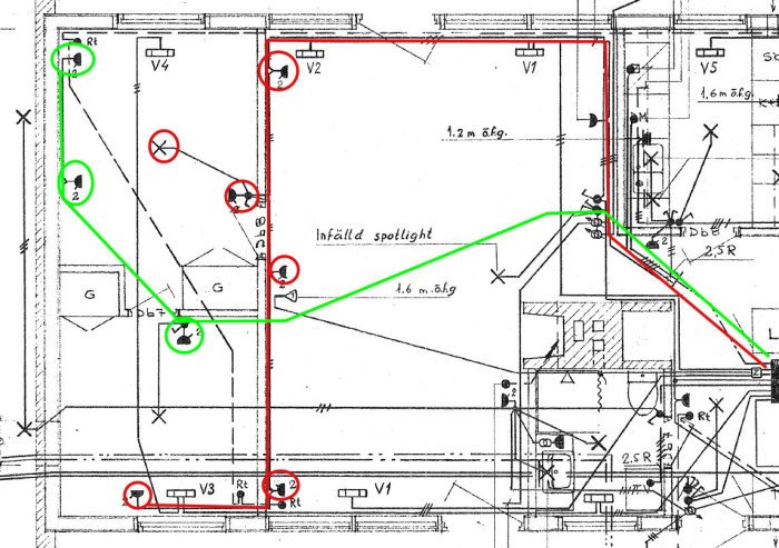 Arkitektonisk planritning med en röd linje som markerar en eldragning utan jord och gröna linjer som indikerar andra installationer.