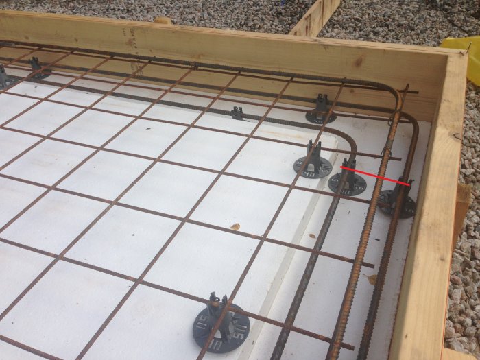 Armeringsnät som förberedelse för betonggjutning med röd markering som visar balkposition.
