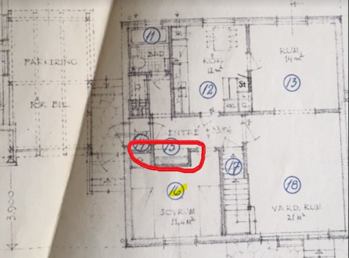 Planritning med rödmarkering kring en potentiellt bärande blåbetongvägg i ett hus.