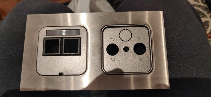 Metallisk 2-facksram för eluttag med rektangulära och runda utskärningar, avsedd för antenn- och elinstallationer.