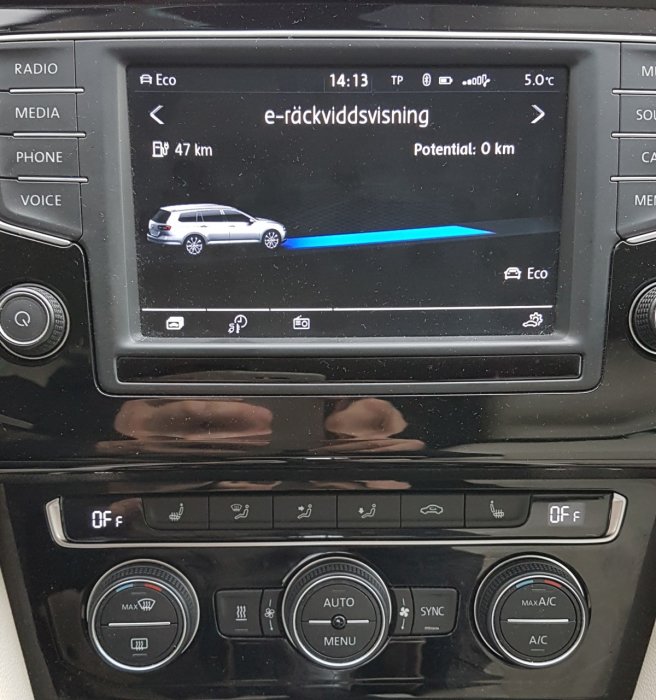 Bilens infotainmentsystem visar e-räckviddsvisning med 47 km kvar, temperaturkontrollen avstängd.