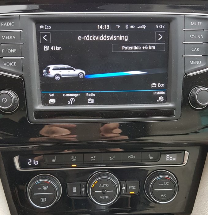 Bilens infotainmentsystem med e-räckviddsvisning som visar 41 km kvar och ett potentiellt tillskott på 6 km.