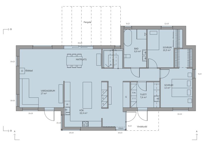 Planritning av ett hus med förbättrad layout, inklusive 150 kvm yta, större hallförvaring och centralt badrum.