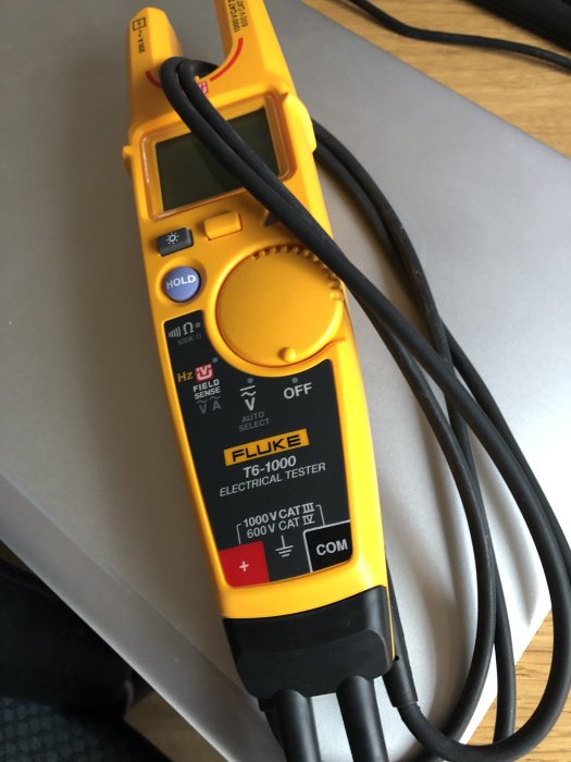 Gul och svart Fluke T6-1000 elektrisk tester med kablar.