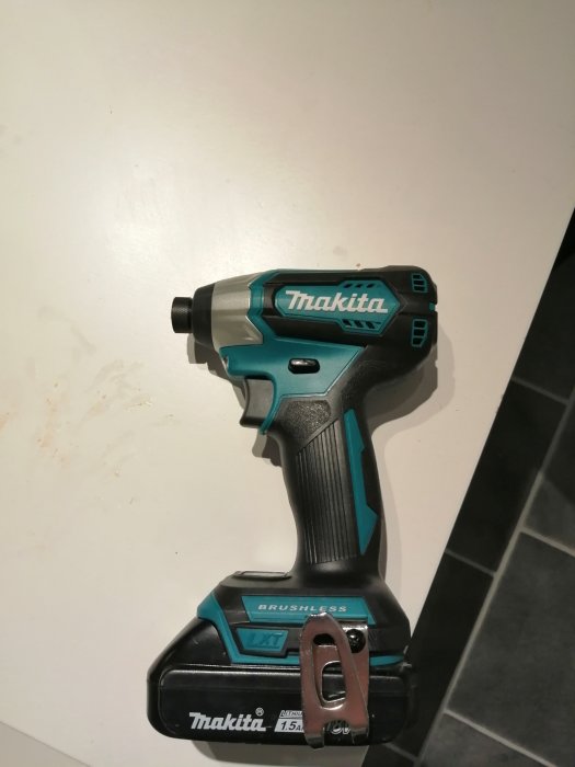 Makita DTD155 sladdlös skruvdragare på ett köksbord.