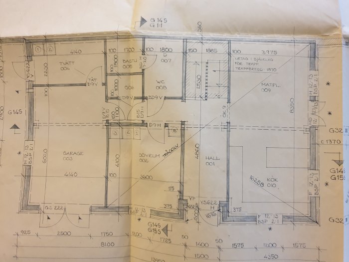 Närbild på en arkitektritning av en bostadsplan med markerade rumsnummer och måttangivelser.