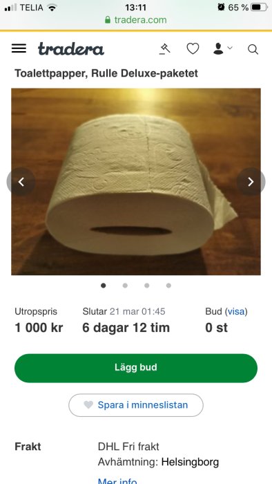 Toalettpappersrulle på auktion för 1 000 kr på Tradera, ironiskt inlägg med emojis.