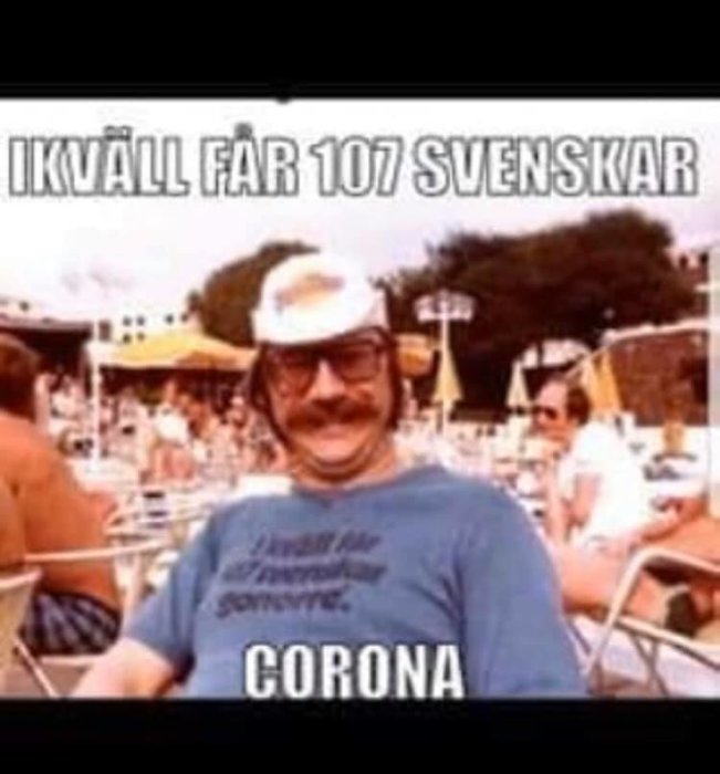 Suddig bild av en man med solglasögon och mustasch, iförd hatt och T-shirt, texten hänvisar till manens kväll.