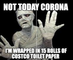 Humoristisk bild av en person förklädd till mumie med toalettpapper och texten "Not Today Corona".