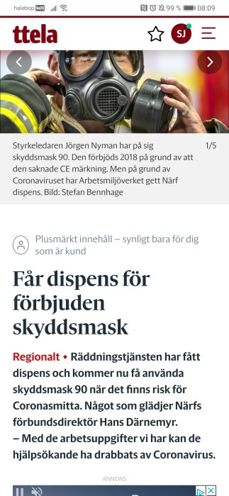 Person i skyddsutrustning bär en förbjuden skyddsmask modell 90, nyligen tillåten igen.