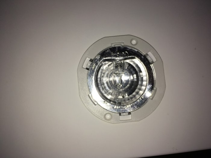 LED-lampa med G4-sockel på vit yta, användarfrågor om korrekt lampa för transformator.