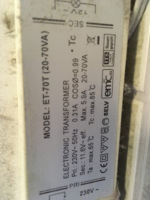 Närbild på en elektronisk transformator ET-70T med specifikationer 20-70VA, 230V-50Hz, 0.31A, för LED-lampor.