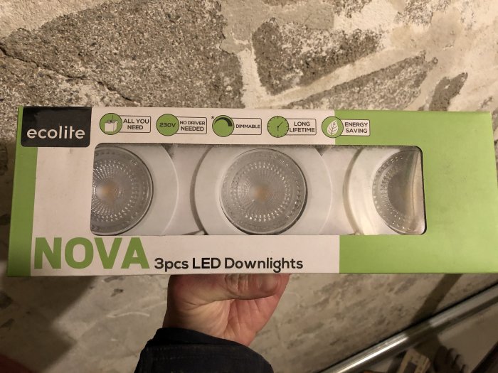 Hand håller förpackning med 3 st LED spotlights från Ecolite, NOVA, inbyggt drivdon, energibesparande.