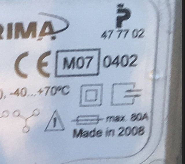 Etikett på elektrisk utrustning med texten "max. 20A", temperaturomfång och tillverkningsår 2008.