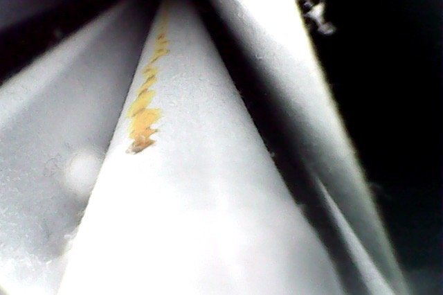 Närbild på en radiator med synlig korrosion och skador på det interna rörkopplet.