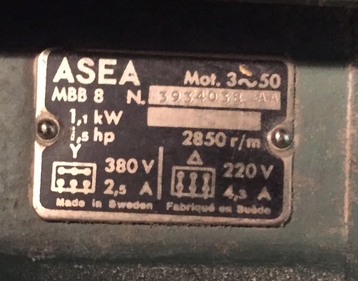 Bild på en ASEA-motorskylt med tekniska specifikationer: 1,1 kW, 1,5 hp, 380/220 V, 2850 r/min.