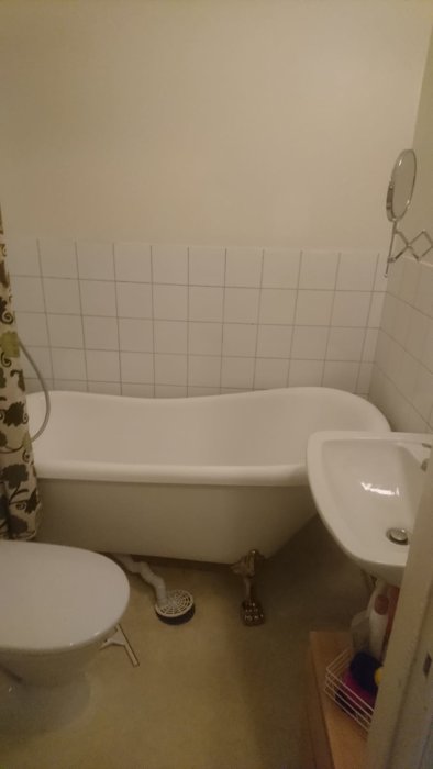 Nyinstallerad Mora Cera T4 blandare i en vit kaklad badrumshörna med badkar och toalett.
